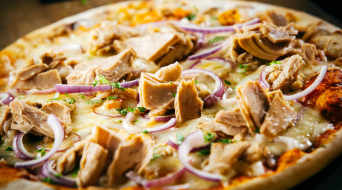 LM_Klarheit's tweet photo. Mittagessen #TagderPizza. Was ist, wenn eine Tiefkühlpizza mit Salami oder Thunfisch belegt ist? Muss hier eine Herkunftsangabe erscheinen?, fragt ein Verbraucher. Nur wenn ein Herkunftsland beworben wird und die primäre Zutat nicht davon ist:  https://t.co/WFvzxxDnau https://t.co/Ok2OIpwzMz