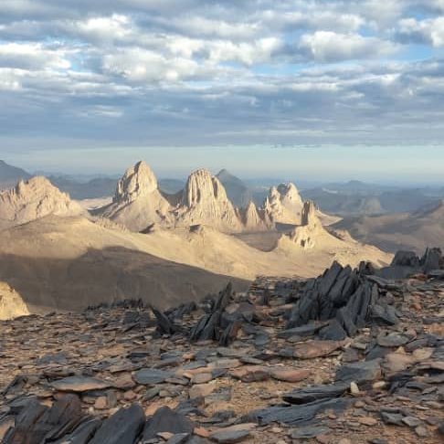 AmbUeAlgerie's tweet photo. Émerveillé par la beauté de ce coin de paradis dans le désert algérien à moins de 100 km de #Tamanrasset. Une halte au cœur de l'#Assekrem où se mêlent paysages splendides et patrimoine historique est incontournable! https://t.co/ZOj2zgfZkE