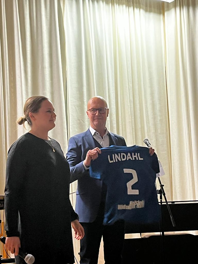 DickenHandball's tweet photo. Premieringar Dicken 90 år https://t.co/YDAzP3YPJu #käsipallo #handboll https://t.co/o8eex2ByRk