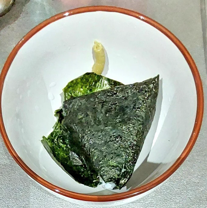 今日の晩ご飯○おにぎり茶漬け(明太子)ツイッターもなかなか出来ない位時間に追われてます旦那も今夜は家で食べないので超手抜き(笑)わさびとネギを添えて出汁醤油を入れただけやのに旨ぁ〜 