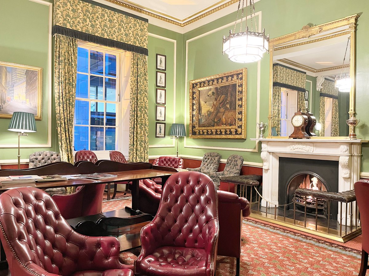 It gets very cosy in the Club this time of year. Come and sit in our Members’ Bar to escape from the winter cold 🍷 

#cityoflondonclub #membersbar #membersclub #bar #fireplace #winter #wintervibes #privateclub #london #cityoflondon
