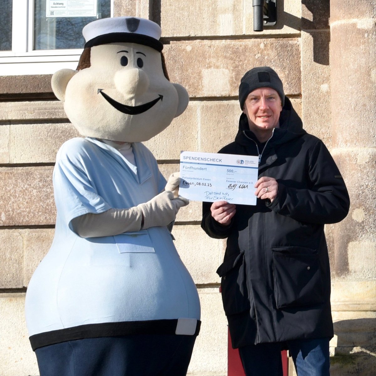 EssenerChancen's tweet photo. 🤩 Unverhofft kommt oft! Nicht nur, dass die @Polizei_NRW_E mit uns gemeinsam #Herzenswünsche erfüllt hat – jetzt gab es sogar noch 500 Euro für das Inklusionsteam von @rot_weiss_essen. #TeamIII holt sich einige neue Trainingsanzüge für das Geld! 🤝
#FürEssen https://t.co/VNVPcRH5Bh