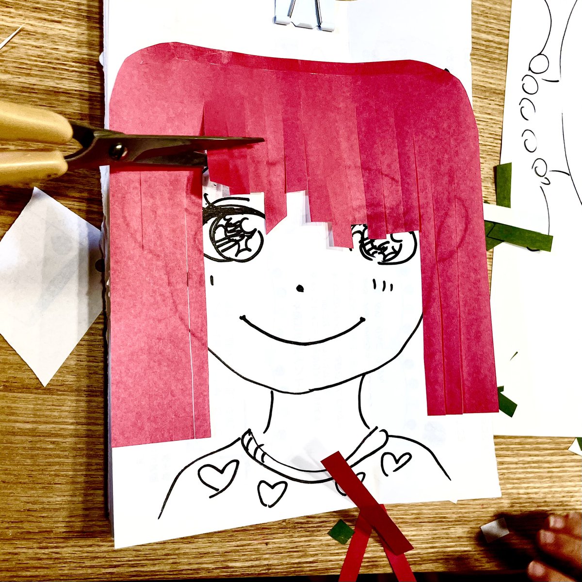 ムスメに髪切る工作やってもらったらお化粧までしてくれたー 