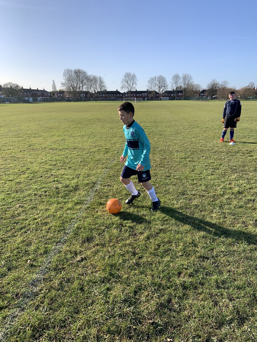 ThomasHinPri's tweet photo. Years 5&6 are loving the football drills led by a Leicester Academy coach. #footballmasterclass #skillslikeronaldo https://t.co/uzEbFdzLXq