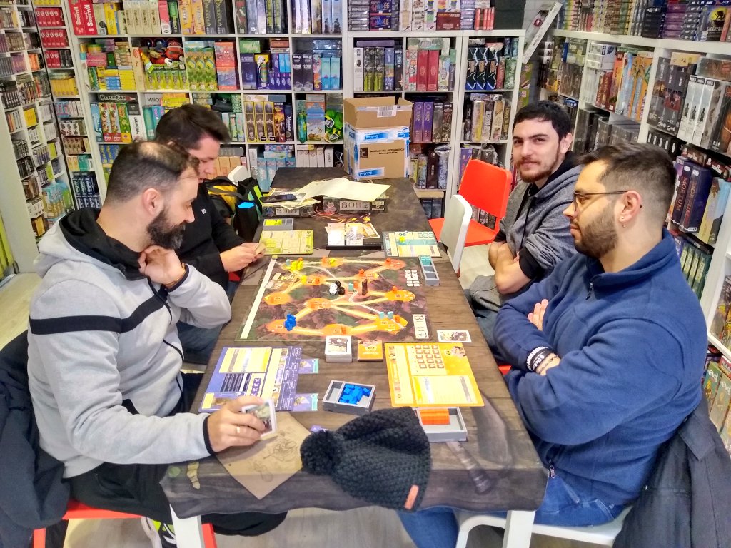Pues hemos tenido partida de Root y ampliaciones hoy. Un gran juego que envejece como el buen vino. ¿Lo habéis probado ya?