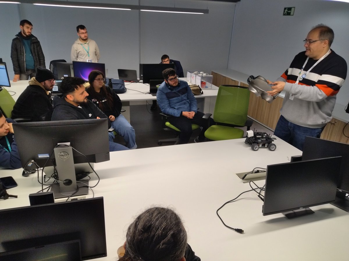 masteriabd's tweet photo. Jorge Hidalgo @deors314 y Adrián Carrión nos enseñan cómo funciona el aprendizaje por refuerzo  con #DeepRacer 🏎️🚀🧠
@fpmalagatech #fpdual #MachineLearning @AccentureSpain https://t.co/LHDihQT1tg