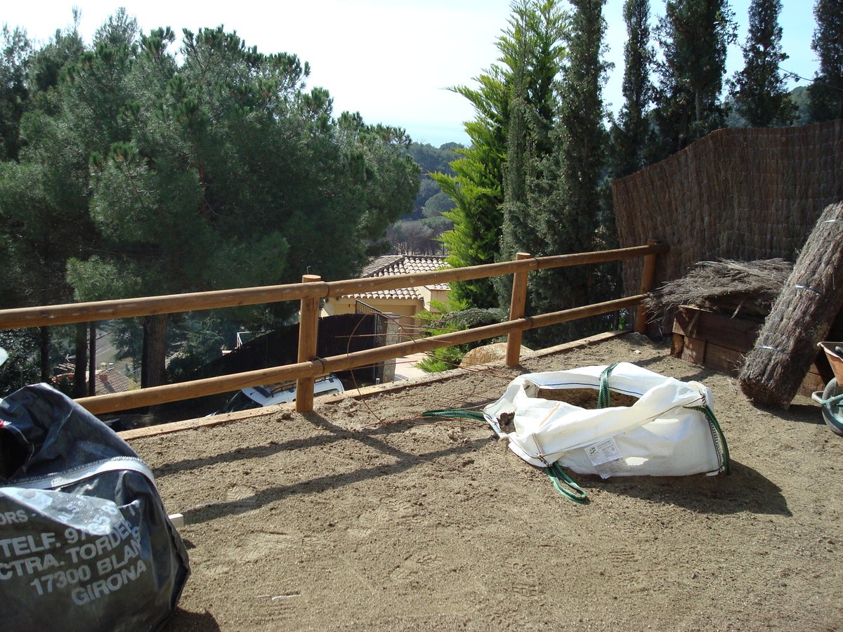 Vallas perimetrales fabricadas a medida con poste redondo riesgo IV.  Fijado con dados de hormigon al suelo. 
#fustmar #blanes #trabajosbienhechos #exteriores #casas 
fustmar.com