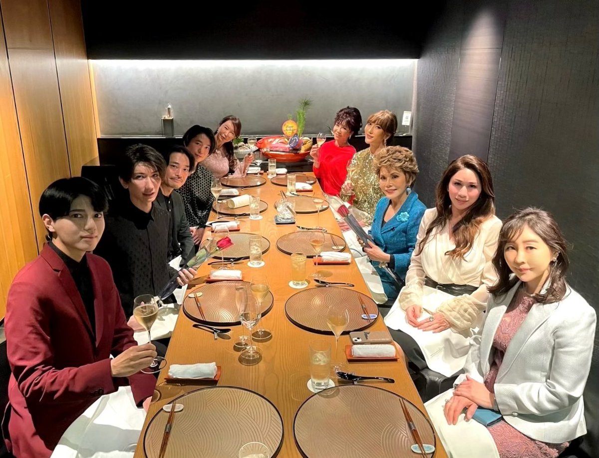 Ame_XiM's tweet photo. 33歳の誕生日
皆さま、お祝いのメッセージ本当にありがとうございました。
誕生日会では、大変光栄なことに素敵な方々に囲まれて、デヴィ夫人と一緒に祝っていただきました。半世紀違いの同じ誕生日、、 https://t.co/sUzmA9PFN6