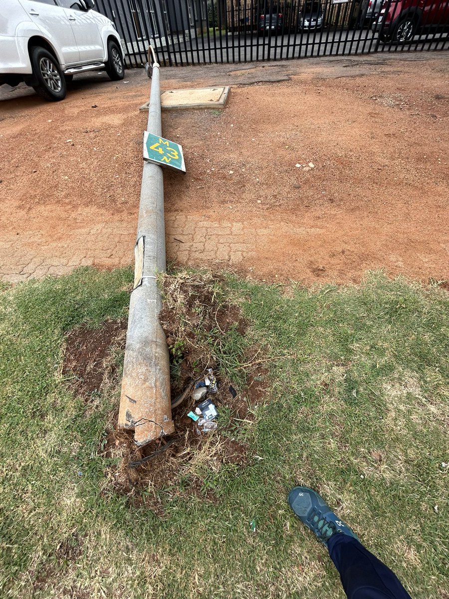 franstander65's tweet photo. @CoE_Call_Centre @City_Ekurhuleni  How long does it take you to repair street poles and lights? What is the purpose of reporting issues and they are not getting resolved at all?? #whatarewepayingfor https://t.co/3Moien6tYN