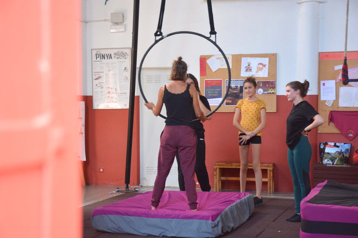 suaracoop's tweet photo. 🤹🏿♂️🎪🤹🏼♀️ El #CircSocial torna a Olot de la mà del @GiraCirc, un espectacle en el qual hi participen joves de centres gestionats per Suara.
Un projecte formatiu pioner i inclusiu que va ser premiat el passat mes de desembre als @PremisZirkolika.
Més info ➡️ https://t.co/rqtyy7k0D6 https://t.co/tJxk5xwVBz