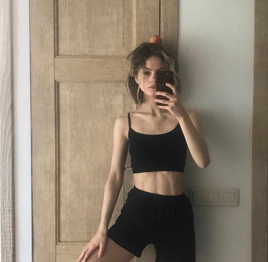 моя жизнь настолько опустилась на дно, что я снова пришла сюда.
оцените яблоко на голове.