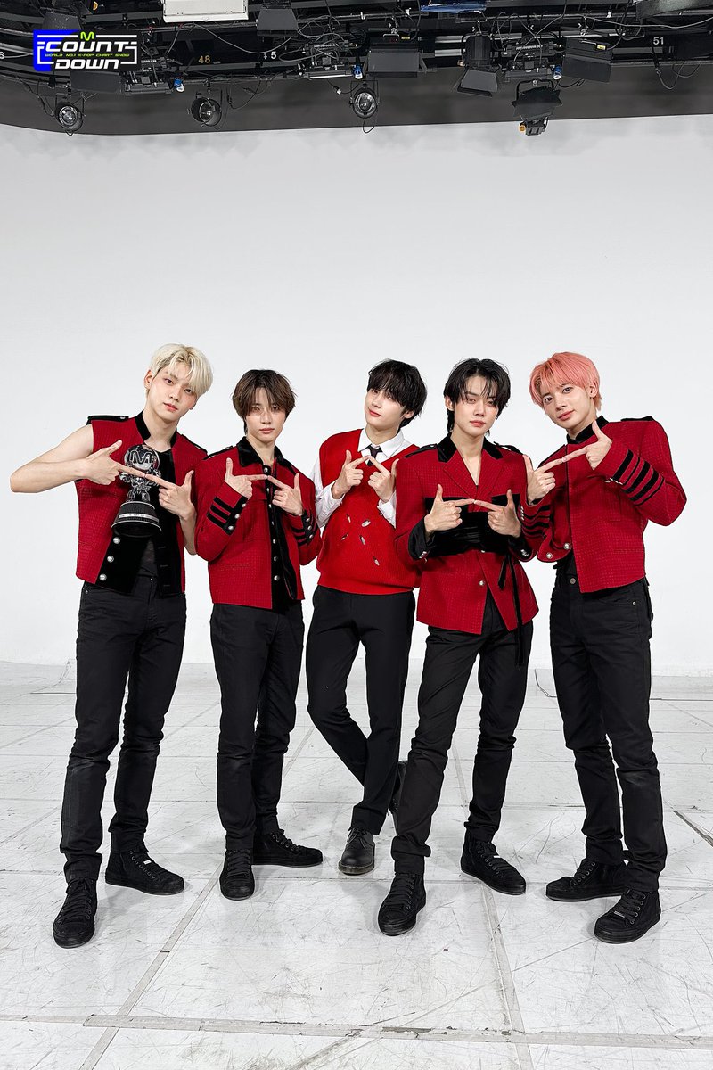 crazyjerkfff's tweet photo. #엠카1위_이리와서_투바투랑_놀자
#SRR3rdWin #MC_휴닝카이도_수고했어요 https://t.co/wwWckUNwcv