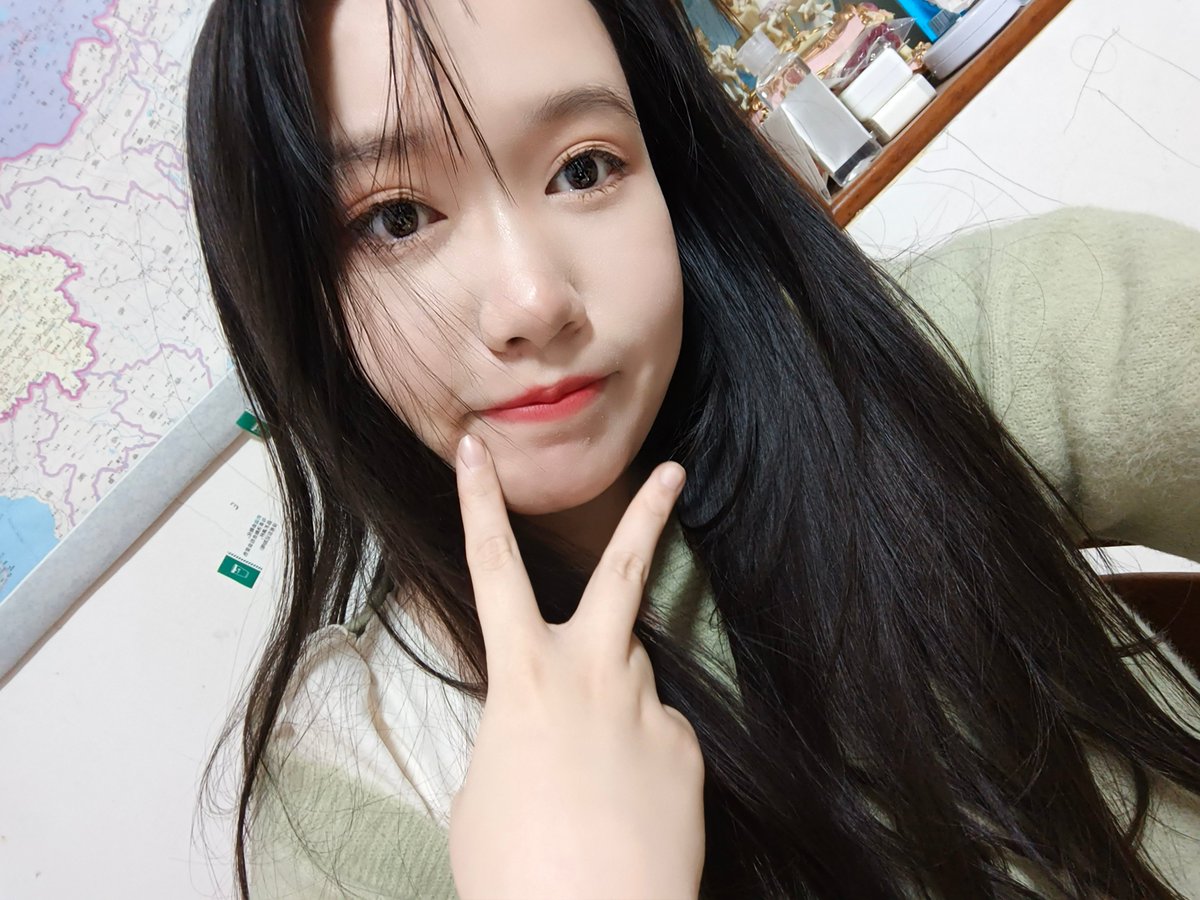 arrayofstarsQAQ's tweet photo. 比个耶！ https://t.co/Hldi2GsKME
