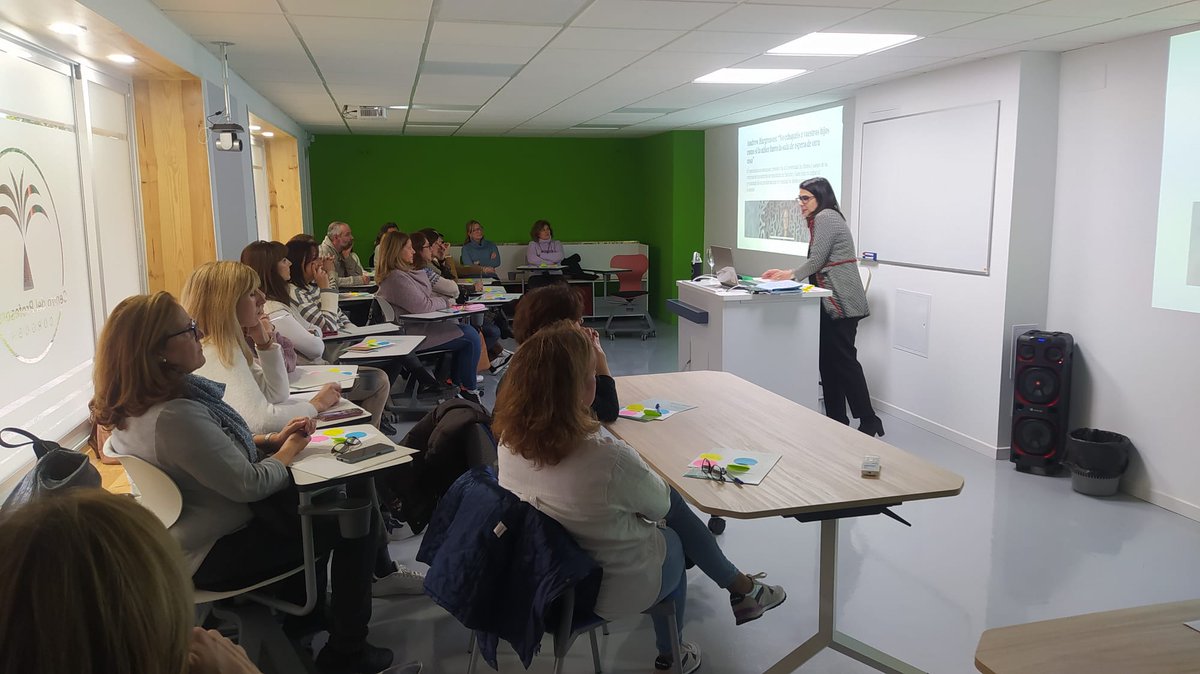 1ª sesión del curso "Mapa de experiencias educativas Córdoba con ojos de infancia (MECOI)”, realizado por la red RIECU (Red de Infantil Escuela-CEP-Universidad) con el objetivo de acercar el patrimonio al alumnado de 3 a 8 años. <a href="/elenagalfaya/">Elena González Alfaya</a>  @cceducacionuco