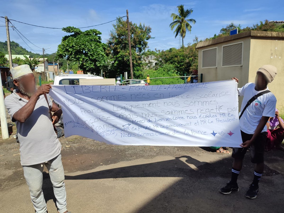 cimade_mayotte's tweet photo. 📢MANIFESTATIONS ÉTUDIANT.E.S/LYCÉEN.NE.S !

Mardi 07/02 + de 80 de jeunes ont manifestés avec détermination devant le tribunal de #Kaweni pour leurs droits et leur avenir ✊ !

Étudier est un droit !

Plus que jamais #LaCimade soutenons leur combat ! https://t.co/wY5rGsUyPn