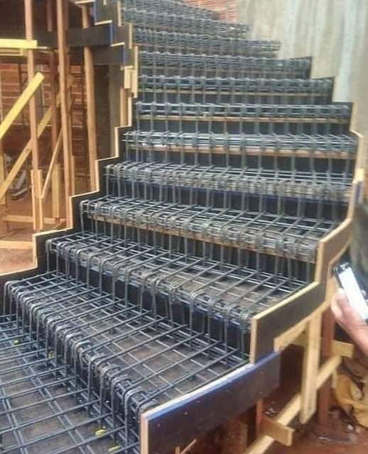 TR'daki kolon, Avrupa'daki merdiven. Kıyaslayın.

Katil; Deprem değil, yönetmeliklere uymayan müteahhit, uzmanı cezasız bırakan devlet yöneticileridir.