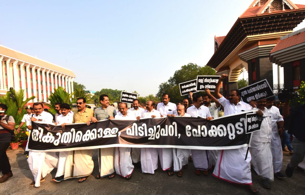 ജനമെത്രയൊക്കെ പ്രതിഷേധിച്ചാലും പ്രതികരിച്ചാലും കൂട്ടിയ വിലയിൽ നയാ പൈസ കുറയ്ക്കില്ലെന്ന ധാർഷ്ട്യമാണ് പിണറായി വിജയൻറെ ഭരണകൂടം സഭയിൽ പ്രകടമാക്കുന്നത്. 

ഈ പിടിച്ചുപറിക്കെതിരെ  ബഹുജനപ്രക്ഷോഭം തന്നെ കേരളത്തിന്റെ മണ്ണിലുണ്ടാകും.