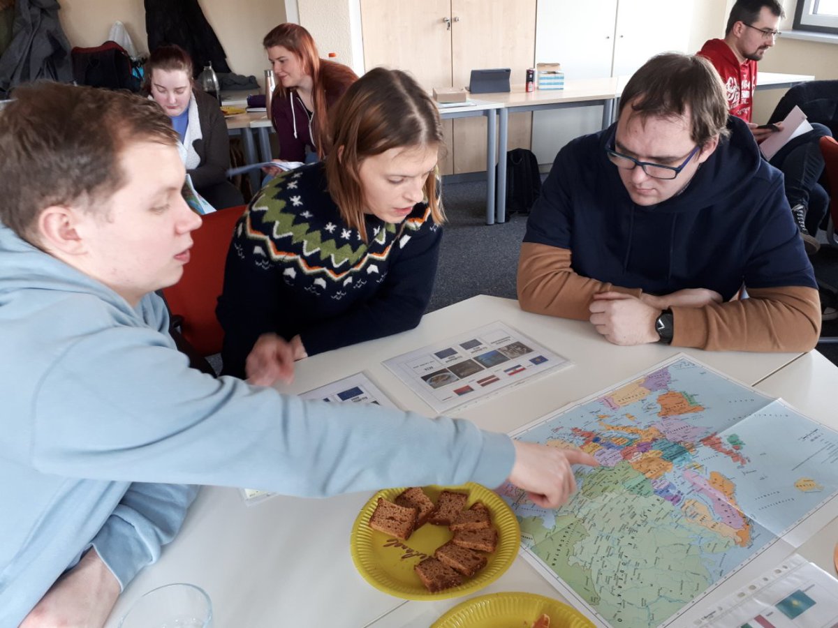 wbforschung's tweet photo. #InklusiveErwachsenenbildung BA BiWi Student Jona Stolzenburg, zwei Bildungsfachkräfte Sabine Schulze &amp; Sven Gräbner beim Erproben von Materialien für inklusive politische Erwachsenenbildung - unterstützende gibt es kulinarische Eindrücke aus Belgien &amp; den Niederlanden @LpBLSA https://t.co/6kvFt33Uvc