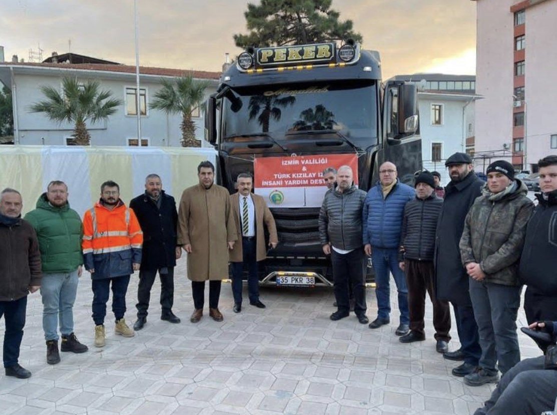 izmirgibiyiz's tweet photo. AKP Menemen İlçe Başkanlığı, İzmir Valiliği’nin halktan topladığı deprem yardımlarının yüklendiği TIR’dan valiliğin pankartını söküp parti pankartı asarak poz verdi. https://t.co/MDwn0UYidQ