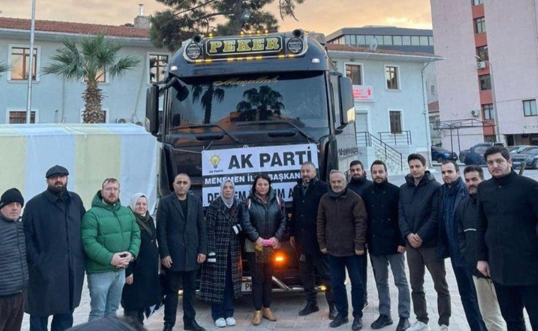 izmirgibiyiz's tweet photo. AKP Menemen İlçe Başkanlığı, İzmir Valiliği’nin halktan topladığı deprem yardımlarının yüklendiği TIR’dan valiliğin pankartını söküp parti pankartı asarak poz verdi. https://t.co/MDwn0UYidQ