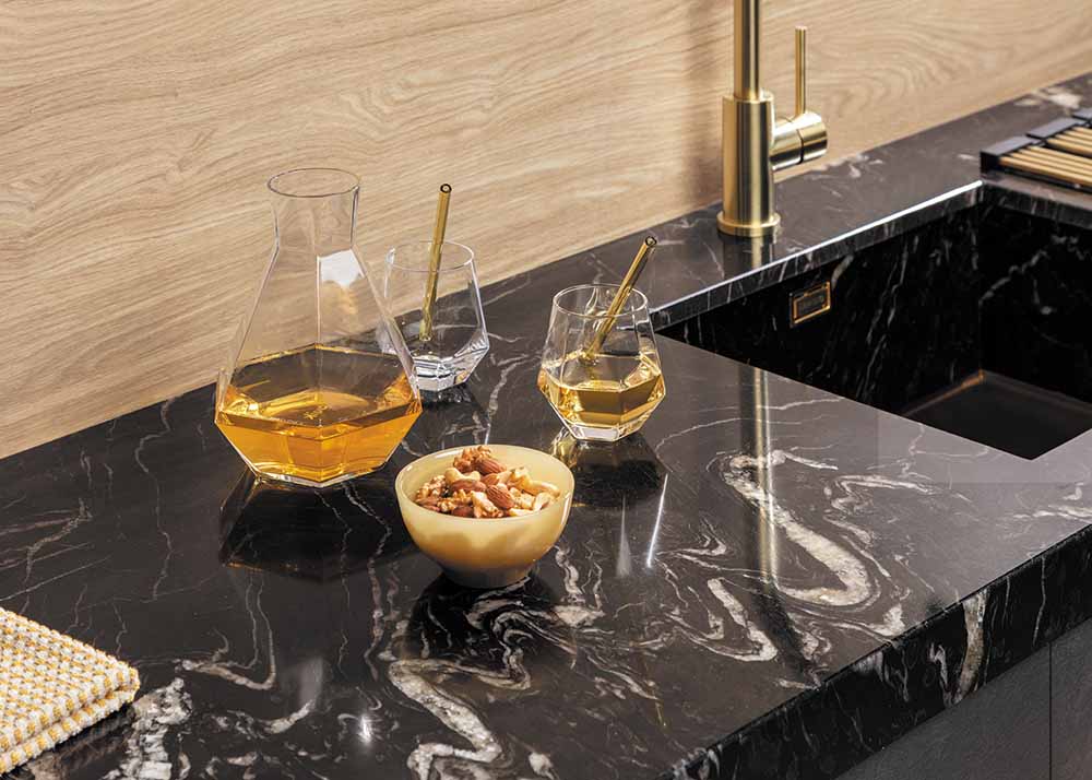 Titanium is een nieuwe kleur Evora Compact Granite. Het maatwerkblad heeft een mooie structuur, levendige aders en kleurschakeringen. De aders lopen door in de rand van het blad en in de spoelbak Lanesto Idro Gold. hubs.ly/Q01zM3bY0 
#keukenblad
#trustone