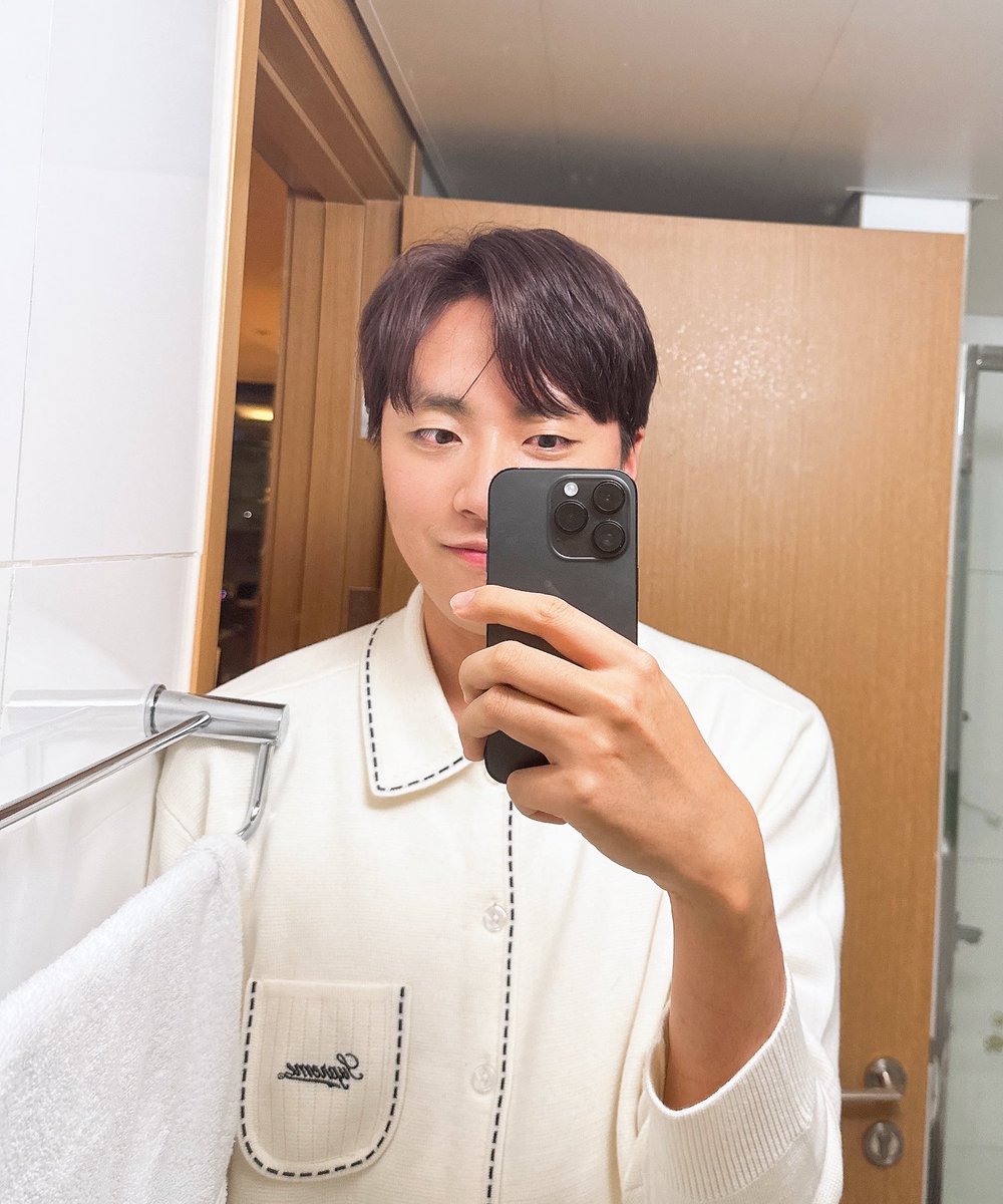 hisuhyen's tweet photo. 고수 다음 영상이 제 인생 마지막 노란머리 입니다..(물론 지금 머리가 색이 빠져 다시 그 색으로 갈 수도 있음) https://t.co/NS4BJzJNDl
