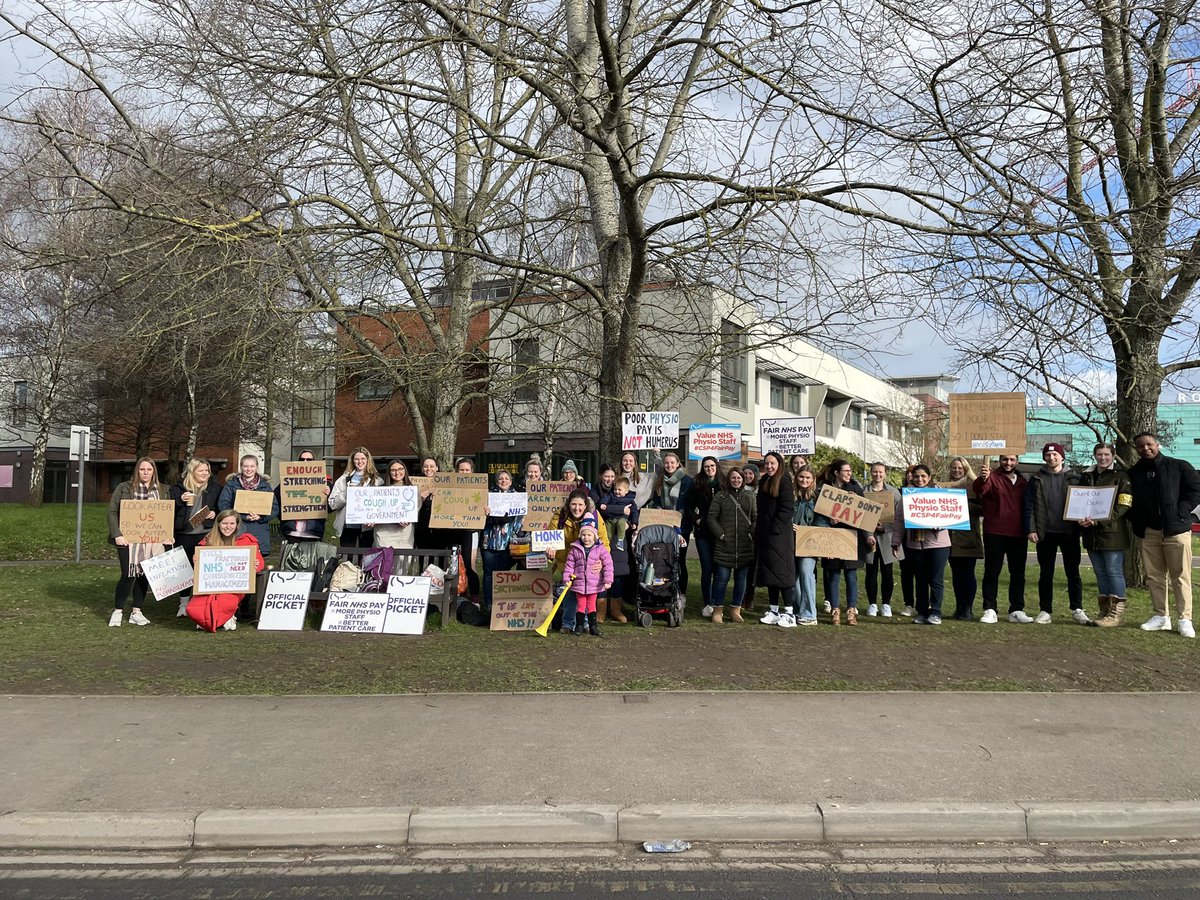TraceyF75154095's tweet photo. #CSP4FairPay We do not want to strike but here we are! We want the best care for our patients 🥰 @ClaireyFairyFox @gloshospitals Thank you to our Therapy team for supporting us to be able to do this https://t.co/r8xnrQDtgb