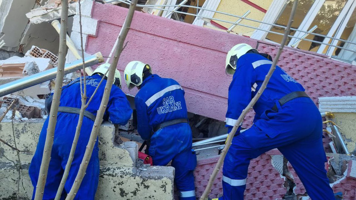 ragipsoylu's tweet photo. Ukrainian search and rescue team started to work in earthquake hit Hatay. 

Particularly touching for me considering the fact that Ukraine is in actual war with a lot of destruction on its own land https://t.co/hyFIMDDsNE