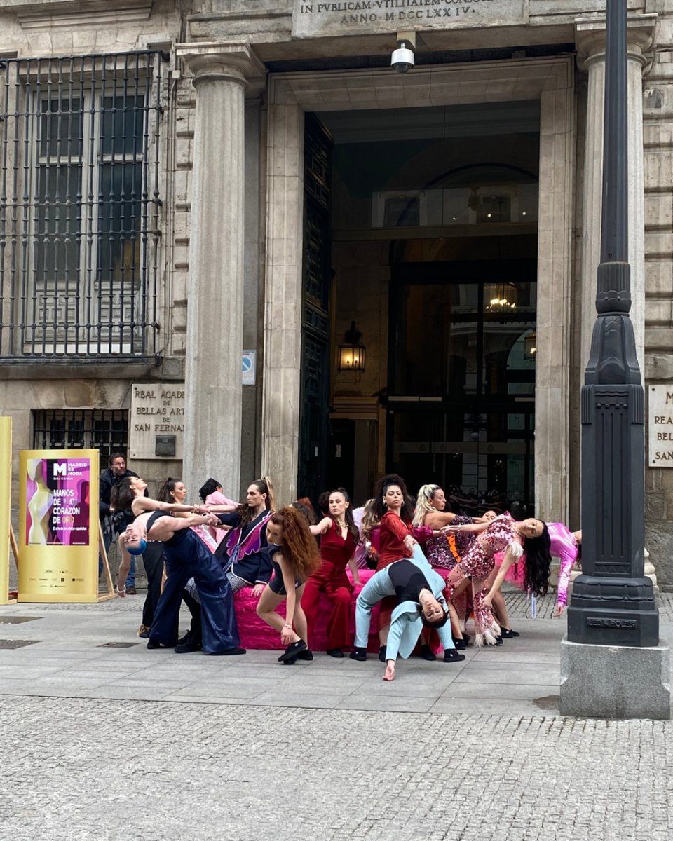 M_C_D_Moda's tweet photo. MANOS DE PLATA, CORAZÓN DE ORO 
Este es el lema de la nueva edición de #MadridEsModa que hoy ha celebrado su evento de presentación en @rabasf . @MADRID a través de #MadridCapitalDeModa vuelve a colaborar con @CreadoresACME 
Programa▶https://t.co/Bb4VVzc2BU https://t.co/qr9oNJmL2c