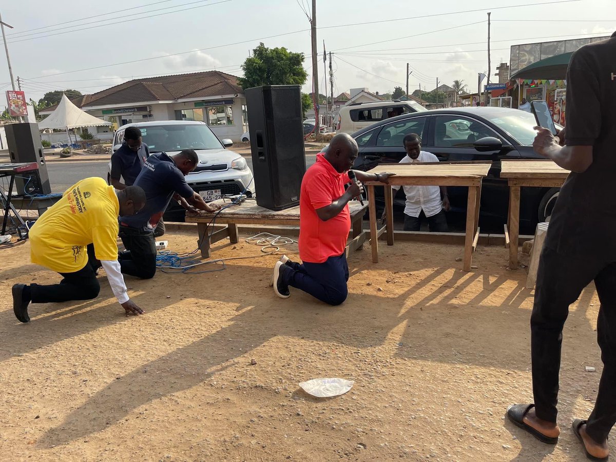 Prophet_Anto's tweet photo. Street Evangelism @ the  Dansoman Market. 
The Great Commission
 (Matthew 28:19-20)
“Therefore go and make disciples of all nations, baptizing them in the name of the Father and of the Son and of the Holy Spirit, and teaching them to obey everything I have commanded you. https://t.co/AeWxyHaQJH