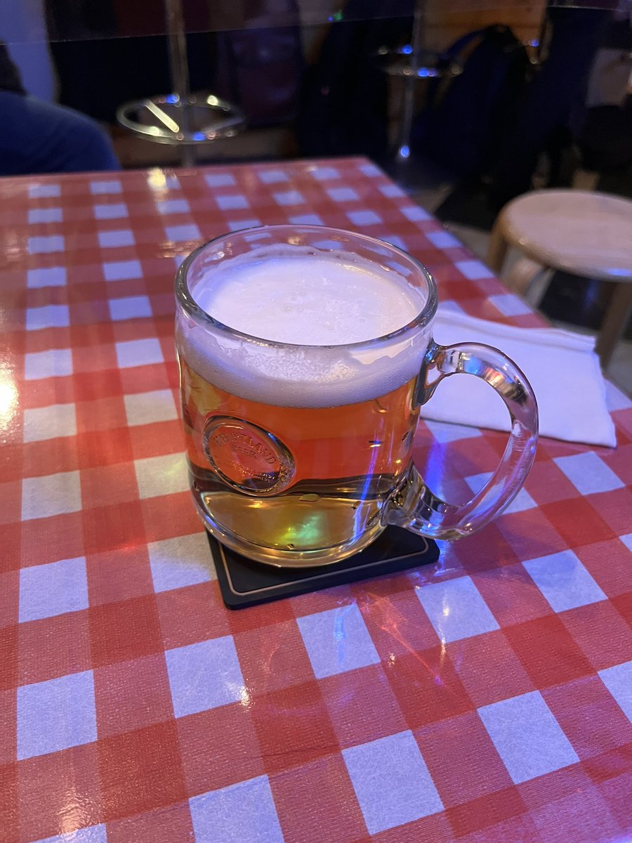 SavoyTruffleATG's tweet photo. 四杯目?
自分の店のセッションも楽しいけどお客さんとして弾く方が楽しいのよ🎸
先週の日曜日に私の店のライブで演奏して下さったギタリストの方ともまさかの再会!楽しい!!酒が美味い!身体が喜んでいる🍻
ロックからセッション定番曲まで楽しい!
#南林間 #ハイダウェイ #hideway https://t.co/bE0wSqLcoB