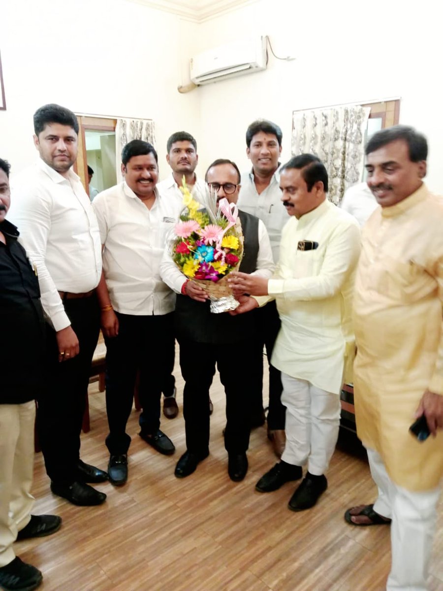 NitinSDinkar's tweet photo. आज राज्याचे सहकार, इतर मागास व बहुजन कल्याण मंत्री मा. श्री. अतुल सावे साहेब ���ांचे नगर येथे आगमन झाले असता त्यांचे स्वागत केले.
यावेळी सुवेंद्र गांधी, दिपक पटारे यांच्यासह पदाध���कारी उपस्थित होते.
@save_atul
#atulsave #ahemadnagar #nitindinkarbjp #nitindinkar https://t.co/CoY2Q3ZjcD
