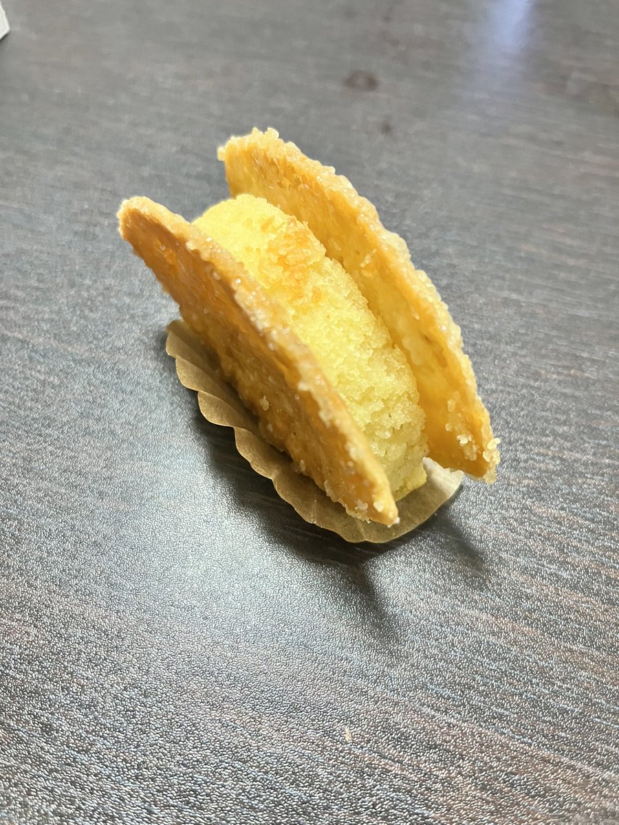 mitsuimo32's tweet photo. 🍠芋の上松蔵 サクサクスイートポテト🍠

中のスイートポテトが控えめな甘さ
砕かれた芋けんぴが入ってるサクサクパイとの相性が抜群に良い

そして200円台なのがお財布にも優しいのです🥰

 #芋の上松蔵  #サクサクスイートポテト  #さつまいも https://t.co/PgAASw3IBp