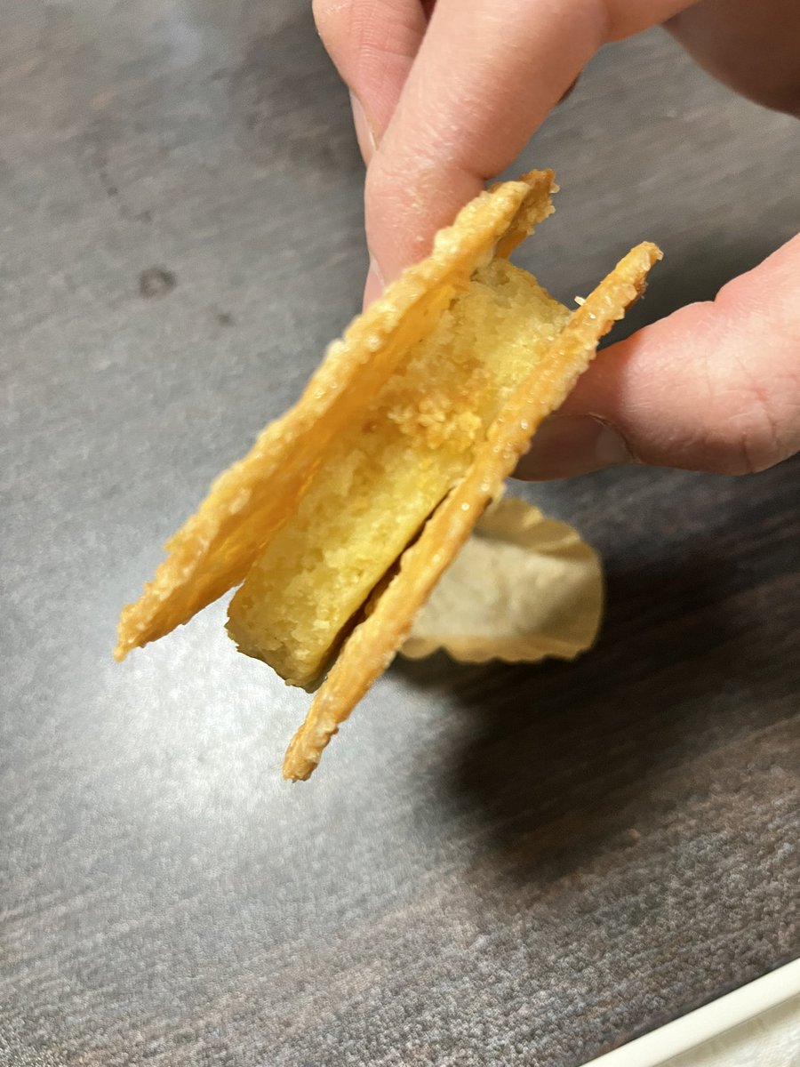 mitsuimo32's tweet photo. 🍠芋の上松蔵 サクサクスイートポテト🍠

中のスイートポテトが控えめな甘さ
砕かれた芋けんぴが入ってるサクサクパイとの相性が抜群に良い

そして200円台なのがお財布にも優しいのです🥰

 #芋の上松蔵  #サクサクスイートポテト  #さつまいも https://t.co/PgAASw3IBp