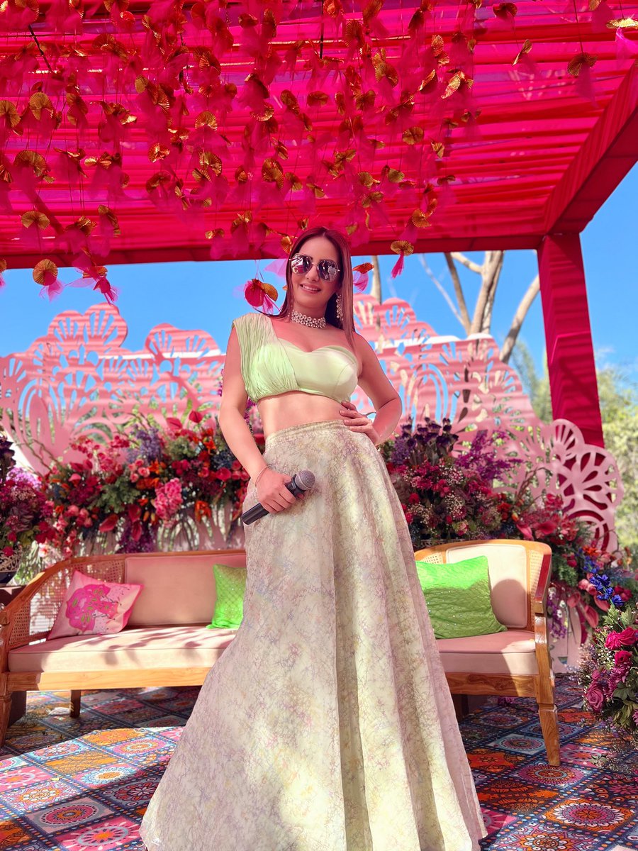 AnchorPiya's tweet photo. Day 1 Look 1 @tajaravali #mehndiceremony #anchorpiyasharma #weddinganchoring🎤 #mehndioutfits #eventby @eventtos_events #wearing @dressiffy https://t.co/ALdaPRkmCE