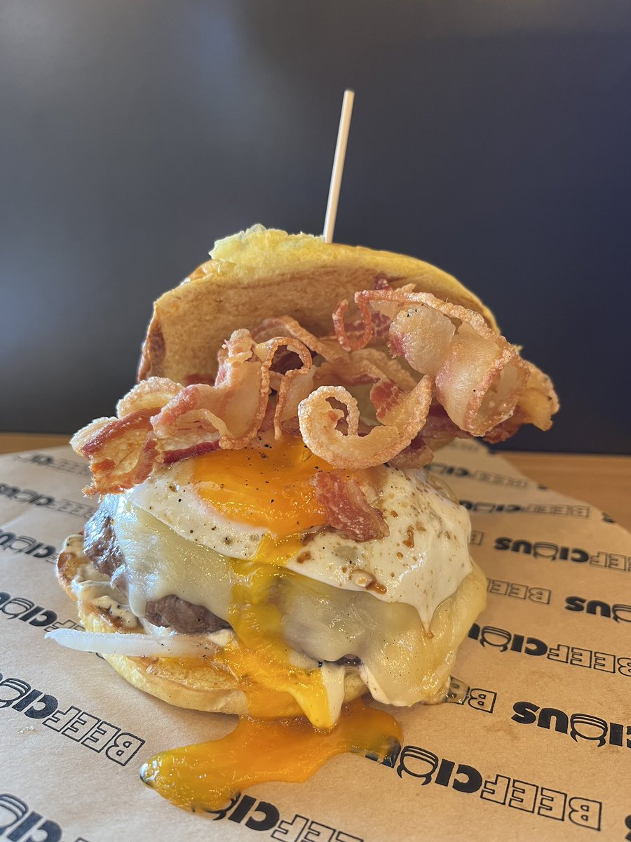 BeefciousBurger's tweet photo. 𝗡𝗘𝗪‼️ 𝗛𝗔𝗠𝗕𝗨𝗥𝗚𝗨𝗘𝗦𝗔 𝗗𝗘 𝗛𝗨𝗘𝗩𝗢 𝗬 𝗣𝗔𝗡𝗖𝗘𝗧𝗔🔥

Beefciosos... contemplad esta belleza que consta de 180g de carne a la parrilla, tomate, cebolla dulce, panceta crujiente, huevo, queso havarti y salsa de mayonesa especial.

¿Aún no la has probado?😈 https://t.co/g1OrajE1vO