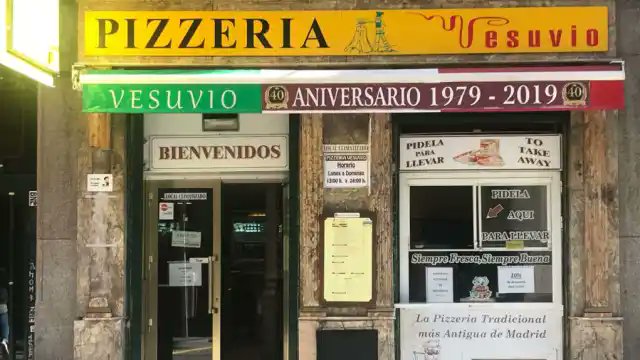 ¿Sabías que la pizzeria más antigua de #Madrid es la Pizzeria Vesubio? Abrió sus puertas en 1979, está en la calle Hortaleza (y sus pizzas os aseguro que están buenísimas) ¡Feliz #DíaMundialDeLaPizza!🍕