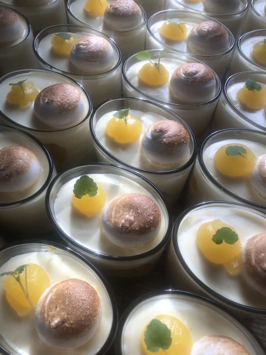 Sinaasappel bavarois met Italiaans schuim en een gelei van mandarijn.