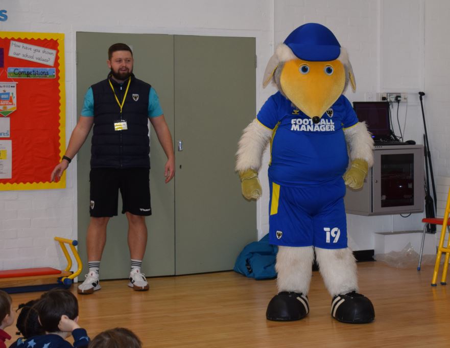 JBprimaryschool's tweet photo. Thank you to Andy for todays assembly #AFCW_Foundation and for our visitor Haydon, the team's mascot. He was a great surprise for the children!! #childrensmentalhealthweek2023 #NationalFootballLeague #sport #CommunityHealthWeek2023 https://t.co/zw4Qah0sLU