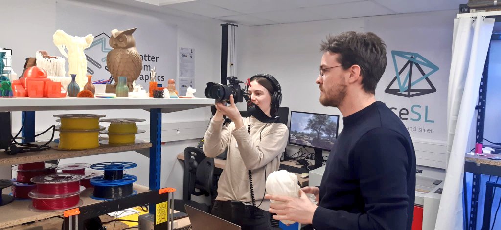 Inria_Nancy's tweet photo. 🎬 Les reportages se poursuivent avec @SRKommunikation à @Inria_Nancy & @labo_Loria ! 🤖 Aujourd'hui, zoom sur le #CreativLab avec la découverte des espaces #drones, #prototypage, #impression3D, #robotique.@Inria @Univ_Lorraine @CNRS_Centre_Est @Larsen_Inria @jb_mouret @iceslapp https://t.co/c6YdQp6KEQ