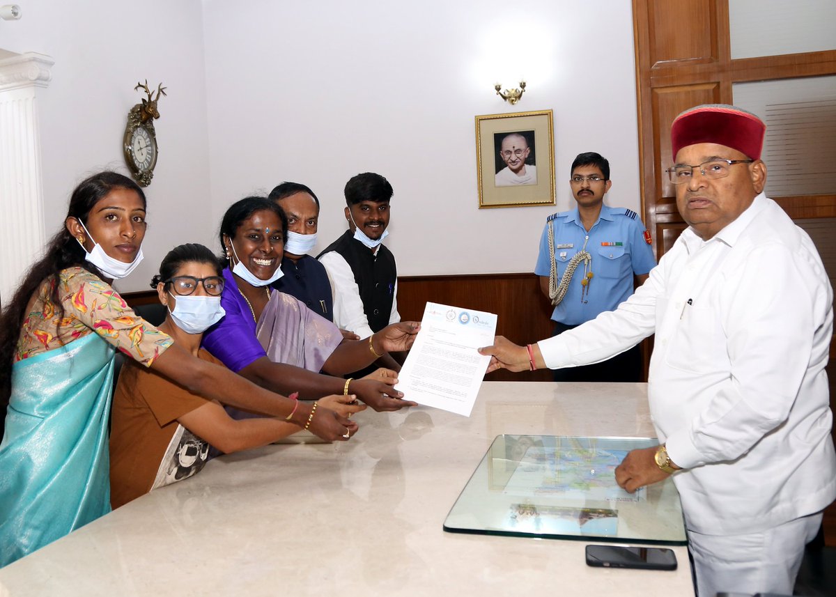 PadmashaliAkkai's tweet photo. Met his excellence the governor of karnataka Shri Thawar Chand Gehlot Ji with a delegation to discuss various issues about transgender and sexual minorities today
#GovernorofKarnataka #Ondede #PresidentofIndia #SocialJustice #Transgender #lgbtqi https://t.co/GWYyknfNpM