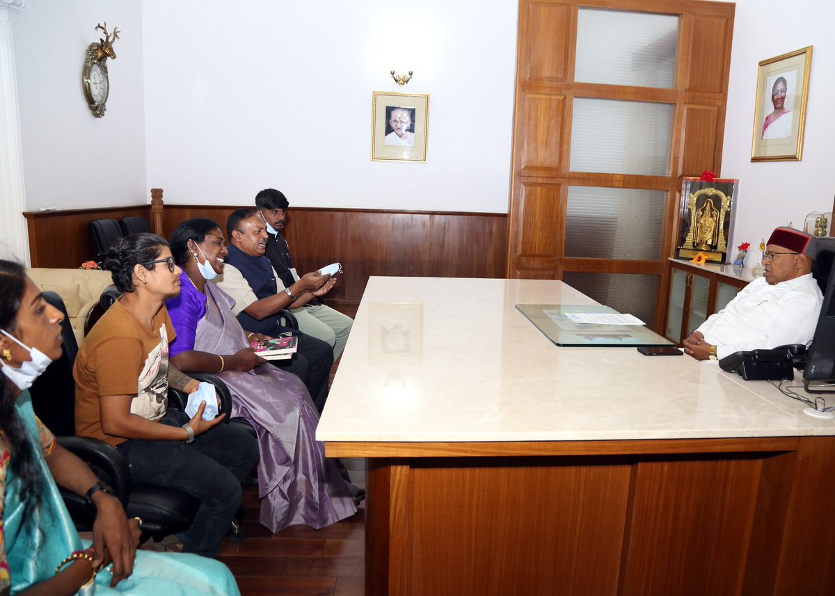 PadmashaliAkkai's tweet photo. Met his excellence the governor of karnataka Shri Thawar Chand Gehlot Ji with a delegation to discuss various issues about transgender and sexual minorities today
#GovernorofKarnataka #Ondede #PresidentofIndia #SocialJustice #Transgender #lgbtqi https://t.co/GWYyknfNpM