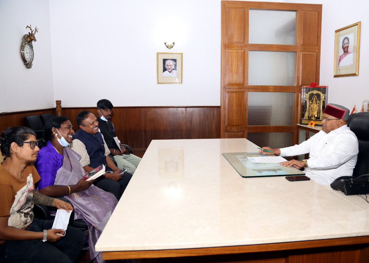 PadmashaliAkkai's tweet photo. Met his excellence the governor of karnataka Shri Thawar Chand Gehlot Ji with a delegation to discuss various issues about transgender and sexual minorities today
#GovernorofKarnataka #Ondede #PresidentofIndia #SocialJustice #Transgender #lgbtqi https://t.co/GWYyknfNpM