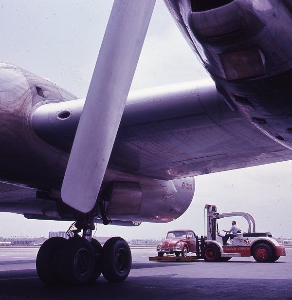 ELTCustomerSrvc's tweet photo. A scene from the past. A Flying Tigers employee uses a Hyster forklift to load a Volkswagen Beetle into an aircraft.

#EasternLiftThrowbackThursday #HysterForklift #FlyingTigers #VolkswagenBeetle https://t.co/oTkfefdI5d