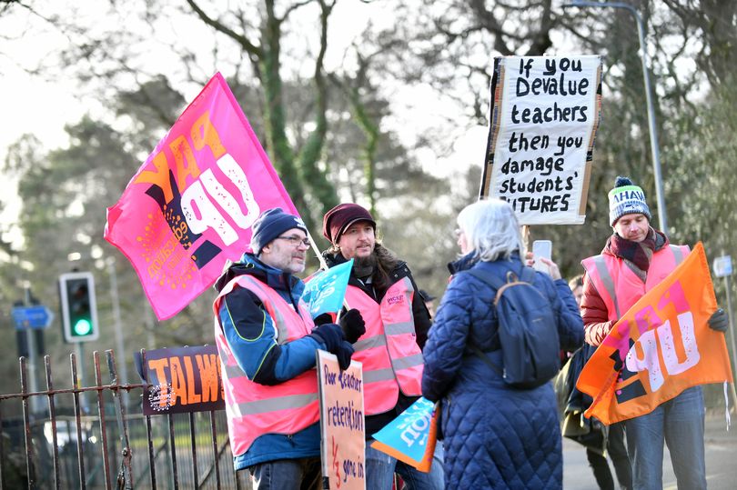 WalesOnline's tweet photo. Teachers call off next week's strike in Wales after Welsh Government pay offer
https://t.co/h4CdkTCjiy https://t.co/7US09bYXQD