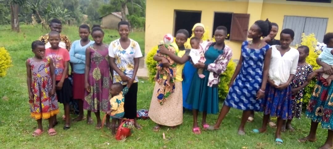 ACODEVU's tweet photo. A group of teenage mothers & youth last week organised themselves & joined a safe space in Kamughobe Kisinga subcounty through organized safe spaces ACODEV is able to reach OVCs with free soft skills such as knitting to help them earn a living.
#SLFproject https://t.co/I8L3OUUW6d