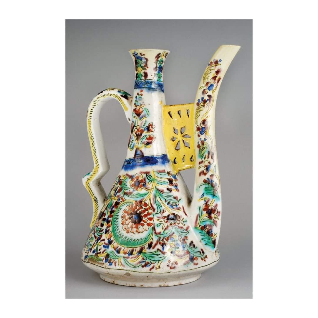 IvanDrLghn's tweet photo. Vase décoratif
Collection MAF Paris
Céramique, XVIIIe siècle, Kutahya
H 230mm / D 131mm
Céramique à motifs floraux polychrome. Le vase est en forme de carafe, le bec verseur est bouché.
#museearmeniendefrance #mafparis #collectionprivee #armenianculture @Spleenlancien2 https://t.co/7U0aca0iH2