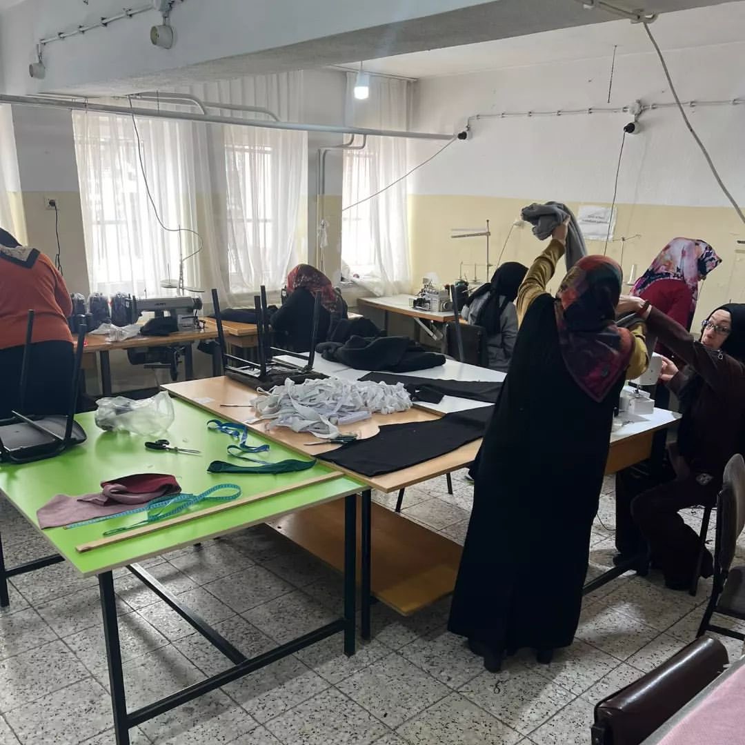 memkaraman's tweet photo. Müdürlüğümüz koordinesinde başta Halk Eğitim Merkezi Müdürlüğü olmak üzere okullarda depremzede vatandaşlarımız için kıyafet dikimi çalışmaları devam etmekte.Çalışmada görev alan öğretmenlerimize,usta öğreticilerimize, kursiyerlerimize ve duyarlı vatandaşlarımıza teşekkür ederiz. https://t.co/0dn5ubFnbR