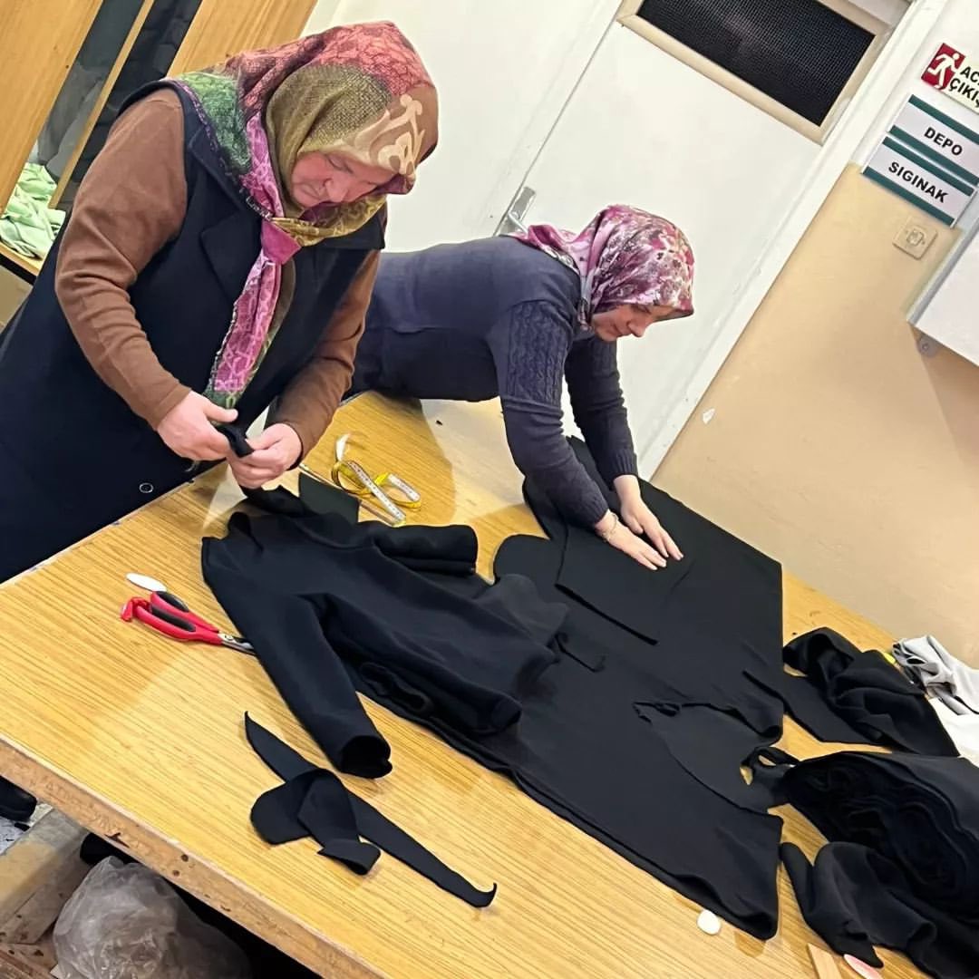memkaraman's tweet photo. Müdürlüğümüz koordinesinde başta Halk Eğitim Merkezi Müdürlüğü olmak üzere okullarda depremzede vatandaşlarımız için kıyafet dikimi çalışmaları devam etmekte.Çalışmada görev alan öğretmenlerimize,usta öğreticilerimize, kursiyerlerimize ve duyarlı vatandaşlarımıza teşekkür ederiz. https://t.co/0dn5ubFnbR