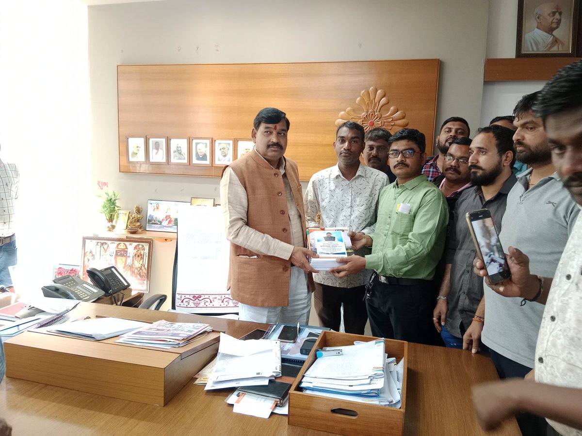 Chetan252525's tweet photo. @kuberdindor સાહેબ શ્રી ને વિદ્યા સહાયક ઉમેદવાર વતીથી નમ્ર વિનંતી કે ચાલુ વિદ્યાસહાયક ભરતીમાં મહેકમ મુજબ વધારો કરી ઉંમર ના ઉંબરે આવીને ઉભેલા વિદ્યાસહાયક મિત્રો ને યોગ્ય ન્યાય આપો......
@kuberdindor @hirenkotak @prafulpbjp https://t.co/2ODOYHTda6